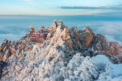 河南老君山雪后云海金顶建筑