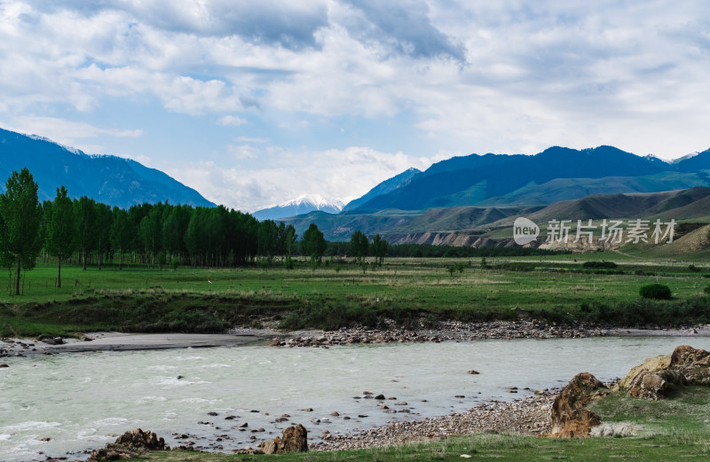 新疆蓝天白云下的雪山草原河流