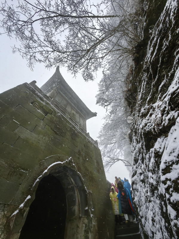 湖北武当山景区冬天大雪雾凇古建筑旅游