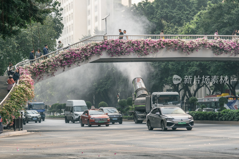 城市中鲜花覆盖的天桥景观