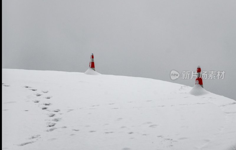 重庆酉阳：千氹田边飞白雪