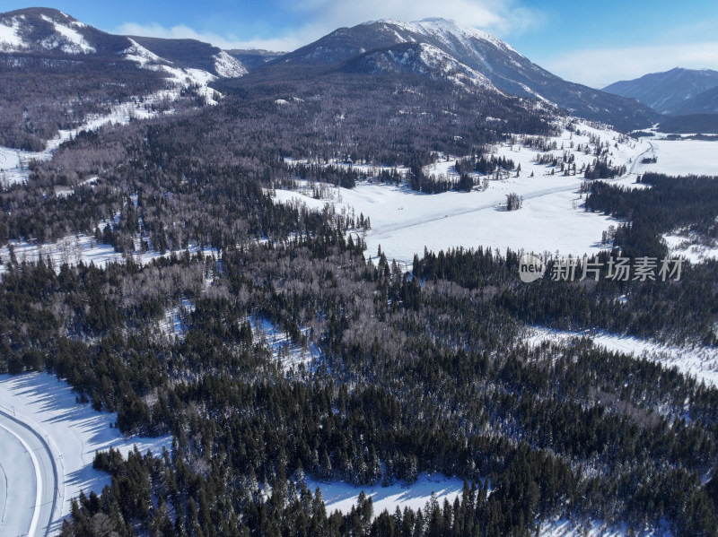 新疆阿勒泰喀纳斯雪景神仙湾晨雾雪山森林