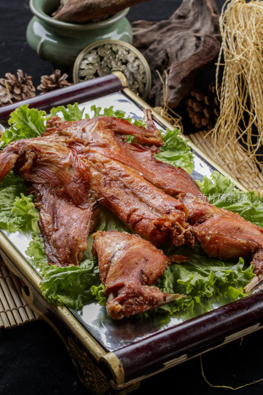 红木托盘装的蒙餐香酥烤兔