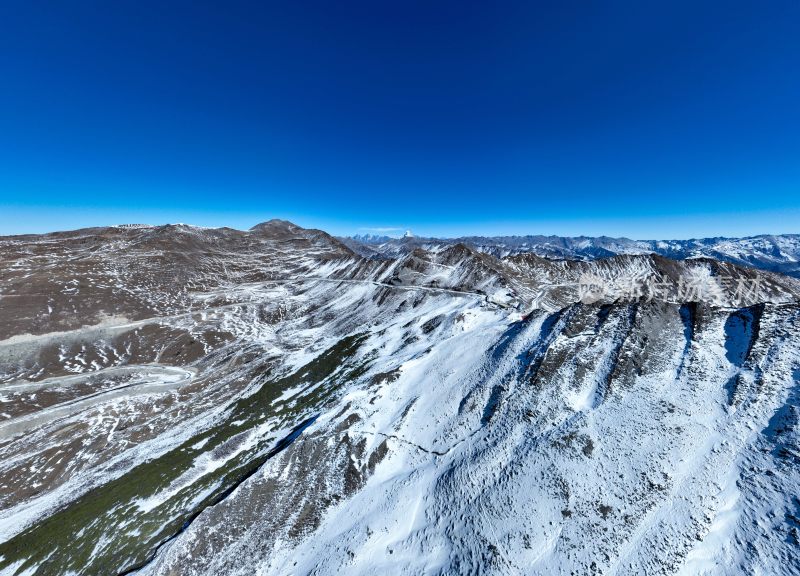 壮观的雪山全景，银白世界尽显自然之美