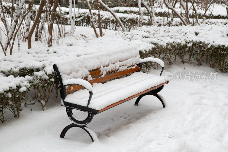 城市小区大雪后的长椅