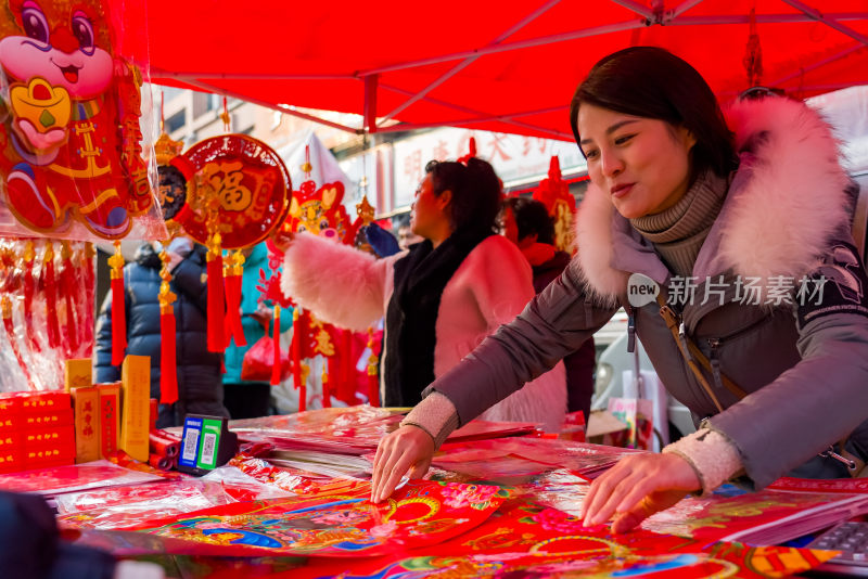 新年春节年货市场市民采购春联