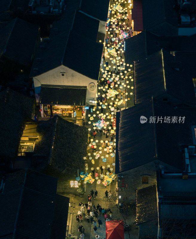 南京老门东古街夜景灯笼高挂人群熙攘