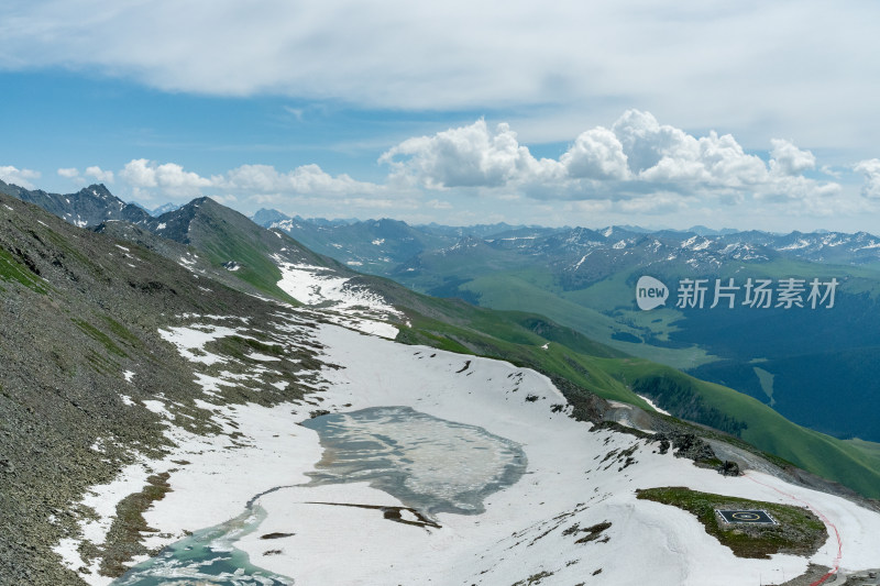 新疆阿勒泰云霄峰景色