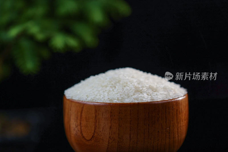 桌上碗里的五常大米 稻花香