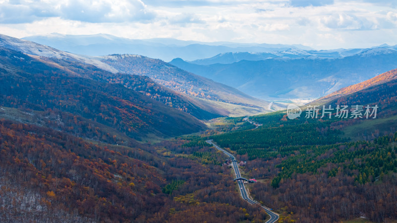 山间公路穿越多彩山林的壮阔景色