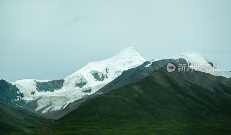 青藏铁路旁青藏高原雪山草地自然风光