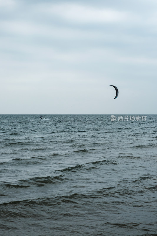 海上风筝冲浪者的动感瞬间