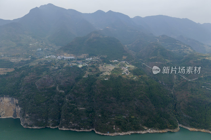 山峦叠嶂的乡村景色