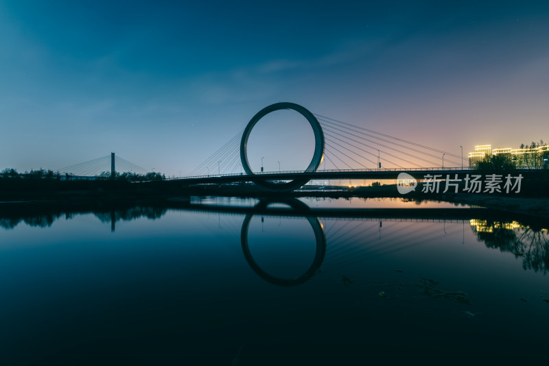 郑州蝶湖公园戒指桥夜景风光