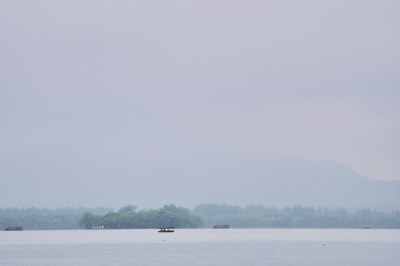 晨雾弥漫的西湖景区