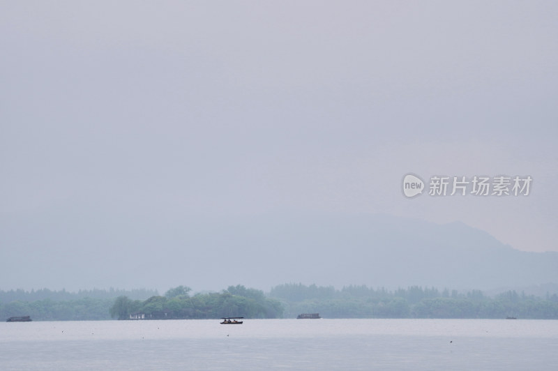 晨雾弥漫的西湖景区