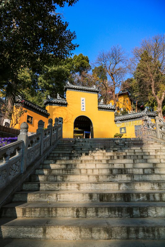 晴朗天空下的南京千年古刹鸡鸣寺