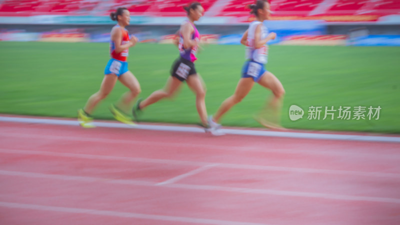 体育场内运动员跑步竞技