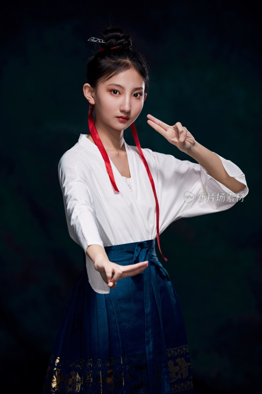 身穿明朝古装汉服的东方少女