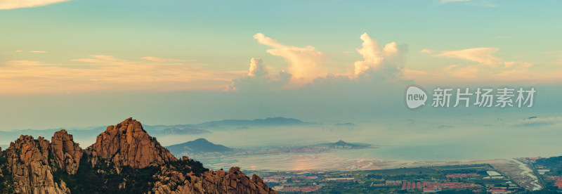 青岛崂山仰口景区，夕阳下登山看海