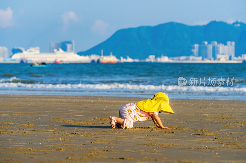 海边沙滩上一个儿童正在玩耍