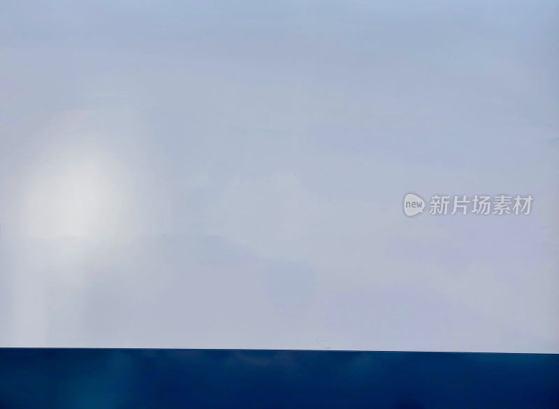 蓝天与深蓝色景物背景