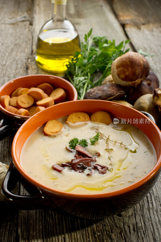 木桌摆放松茸汤及配菜