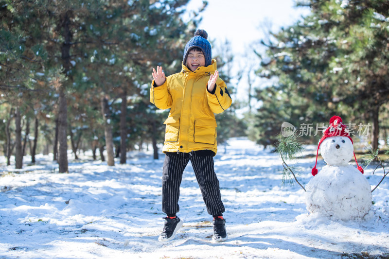 快乐的小男孩在雪地里玩耍