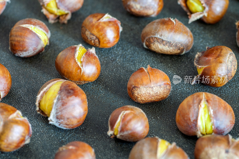 电饼铛里烤制开口的板栗特写