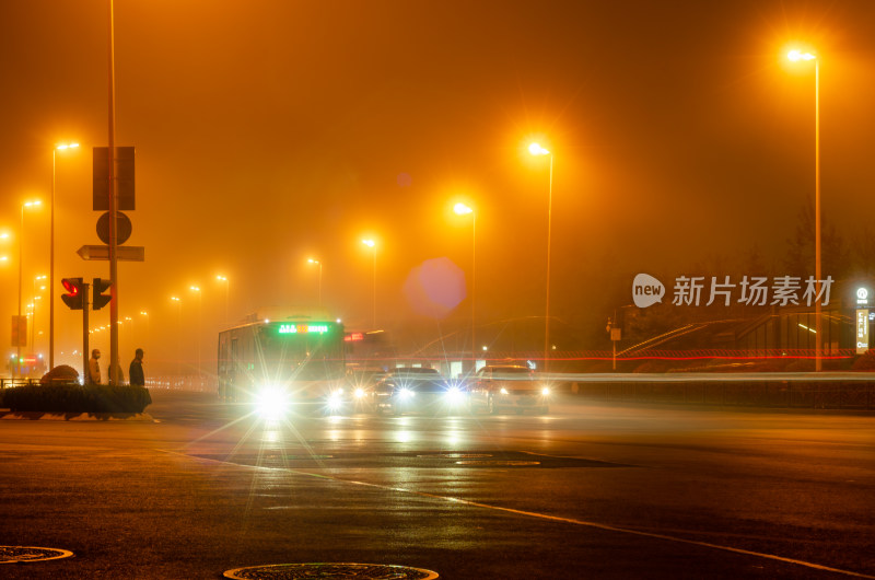 夜路和大雾的青岛城市景观