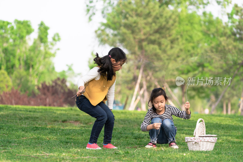 两个在树下玩游戏的中国女孩