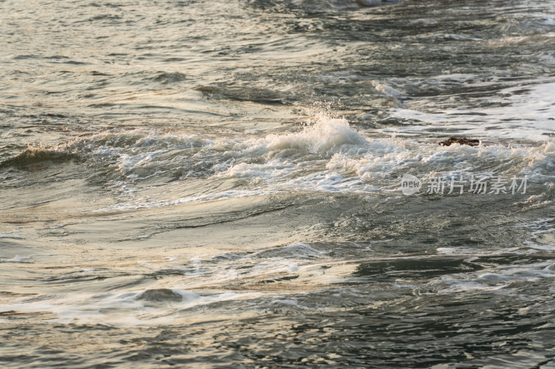 海浪涌动的自然景象