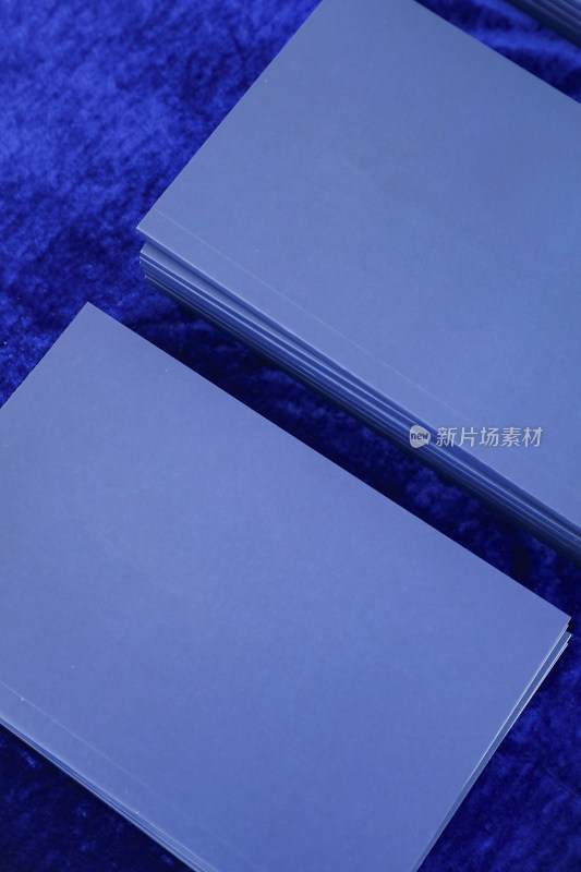 蓝色纸张堆叠特写