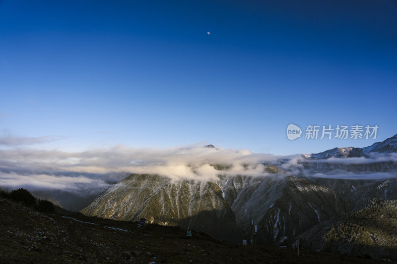 高山云海景观的壮观自然风光