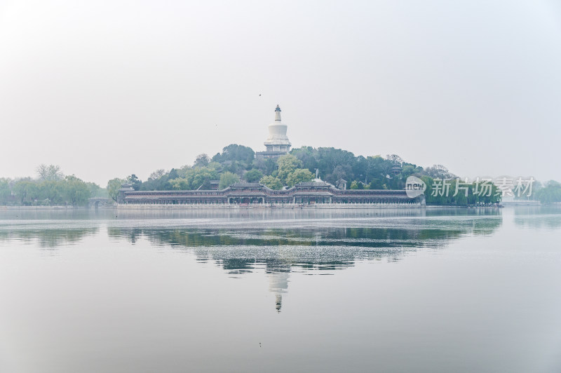 北海公园春天早晨湖面雾气倒影风光