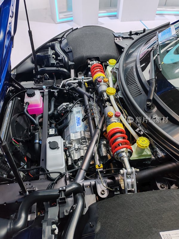 汽车发动机及悬挂部件特写