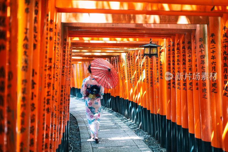 京都伏见稻荷大社千本鸟内居穿着和服的女性