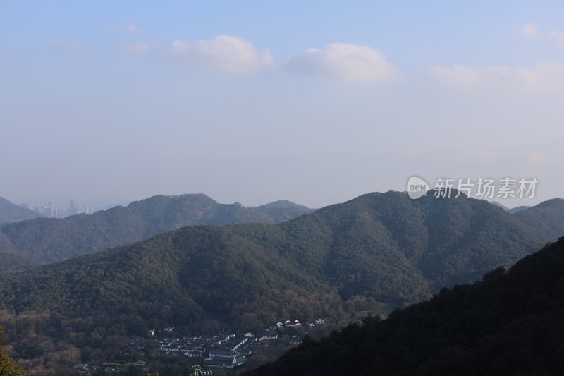 远山与山脚下村落景致