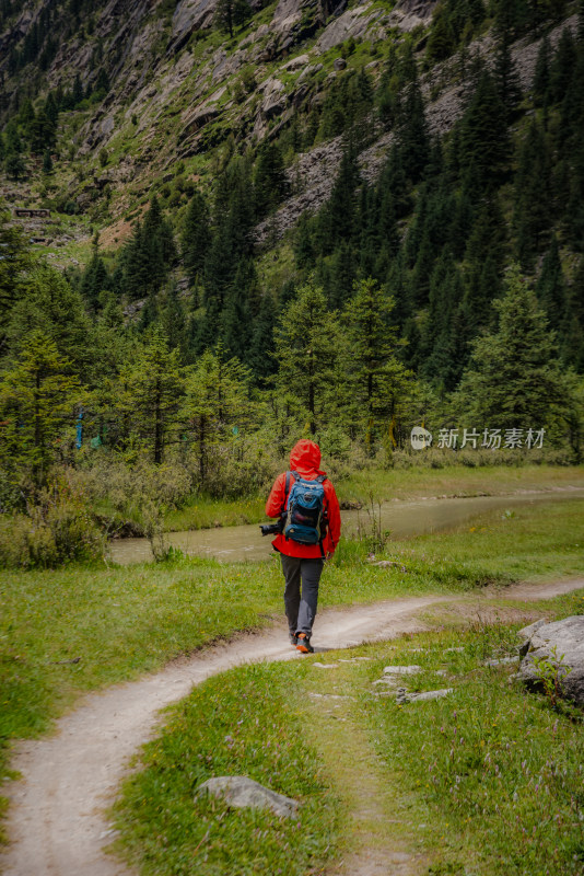 一个人走在山间小路上户外徒步旅行