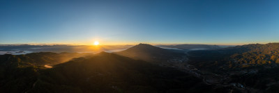 山川大地 日出金光