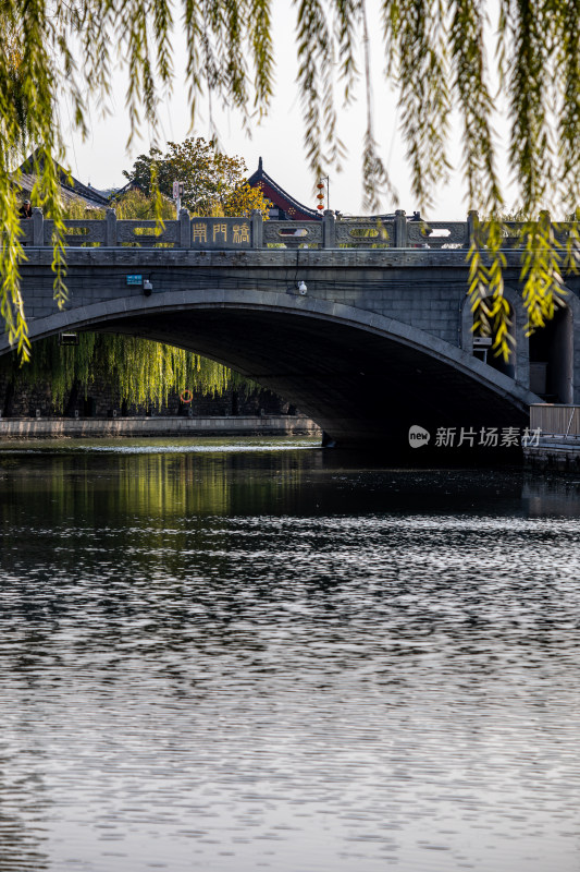 济宁宣阜巷老运河河畔古建城市风光倒影