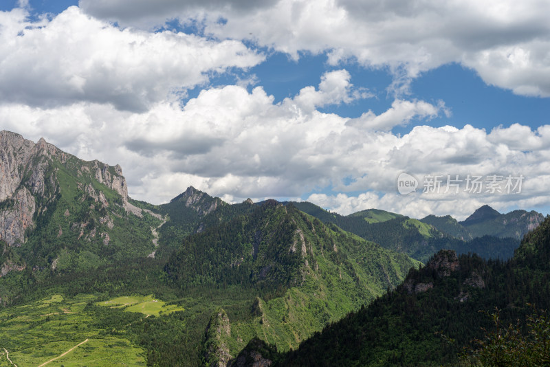 扎尕那蓝天白云山峰草地