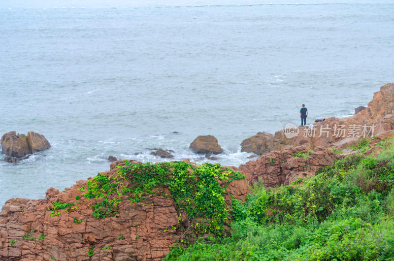 黄海边小麦岛景区，有人在海边垂钓