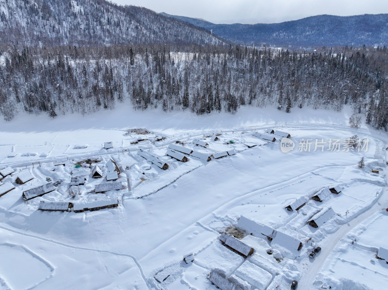 中国新疆阿勒泰禾木冬季雪景白雪覆盖的禾木