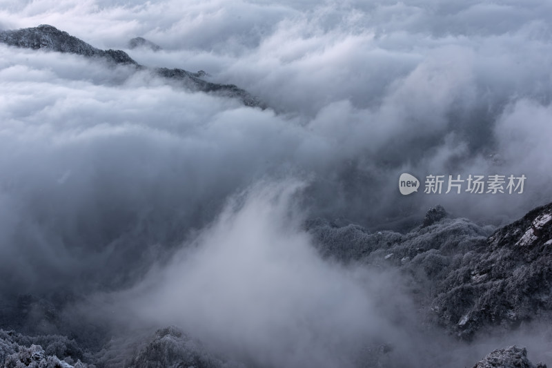 寒冷冬天大山雪后云海阳光航拍