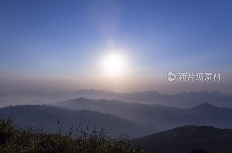 香港大帽山顶日出朝阳与连绵群山晨雾