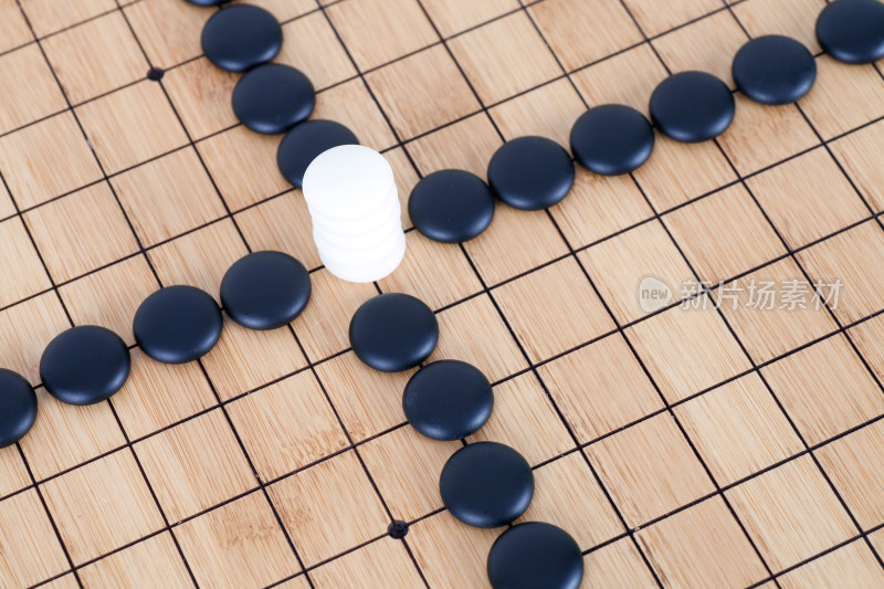 黑白围棋子摆成的十字形状