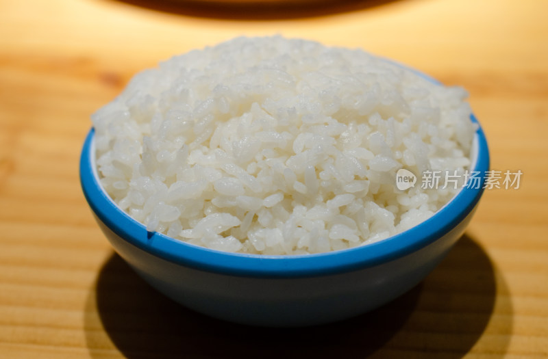 餐桌上一碗白米饭特写