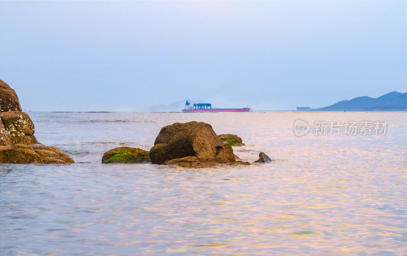 山东青岛太平角公园，夕阳中海上的巨石