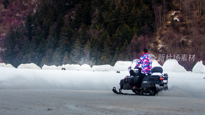 冬天雪地摩托车